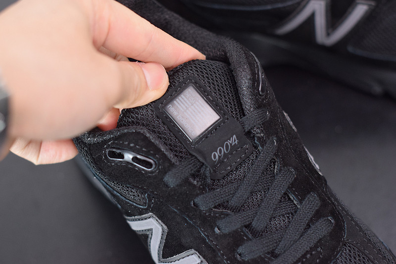 NEW BALANCE M990BB4