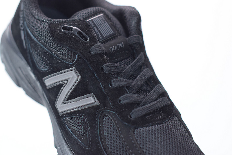 NEW BALANCE M990BB4
