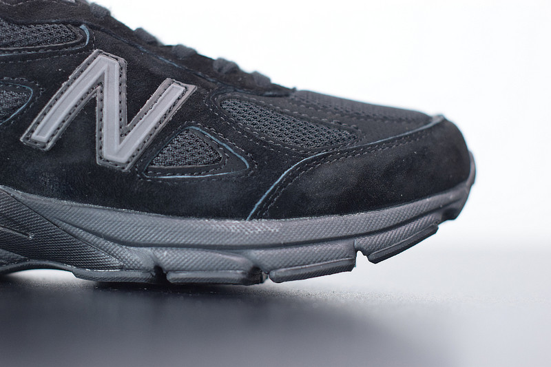 NEW BALANCE M990BB4