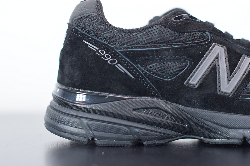 NEW BALANCE M990BB4