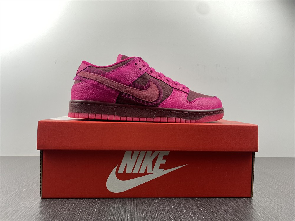 NIKE WMNS DUNK LOW