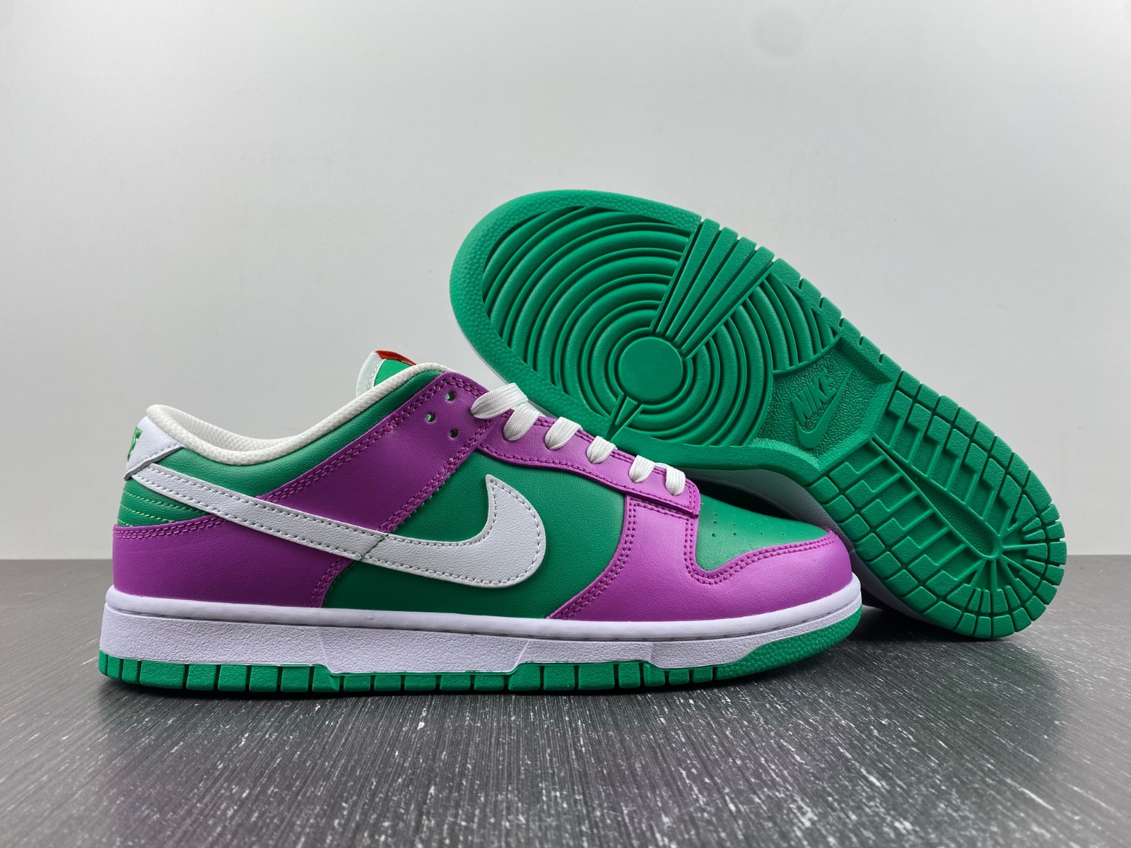 Nike WMNS DUNK LOW