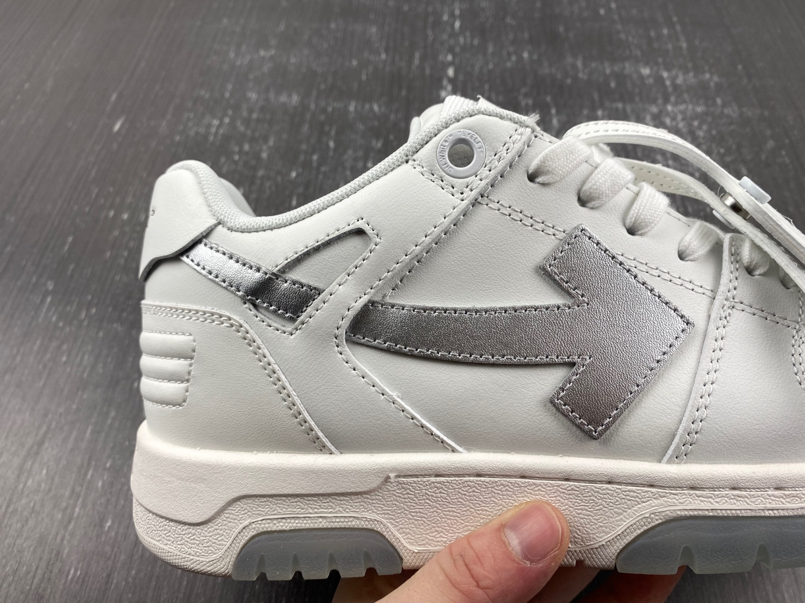 OF™ C/O VIRGIL ABLOH OUT OF OFFICE LOW-TOP LEATHER SNEAKERS ‘OOO“
