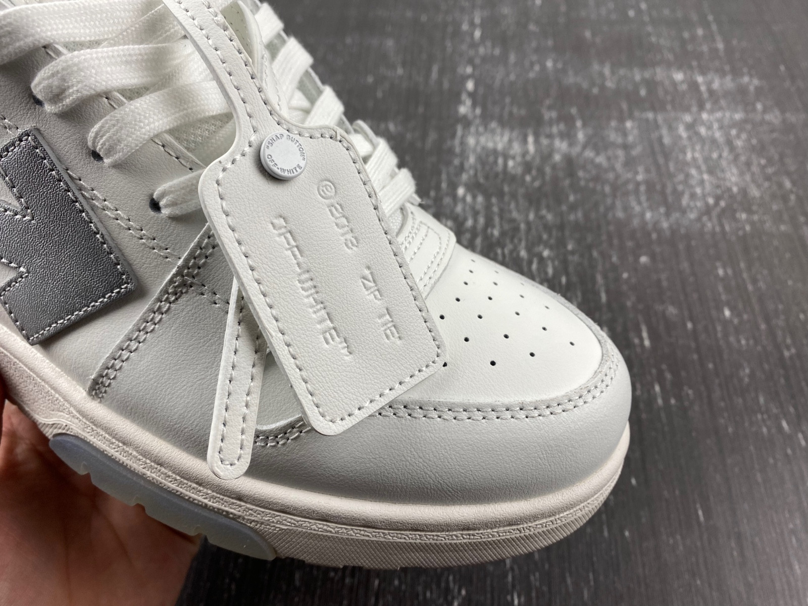 OF™ C/O VIRGIL ABLOH OUT OF OFFICE LOW-TOP LEATHER SNEAKERS ‘OOO“