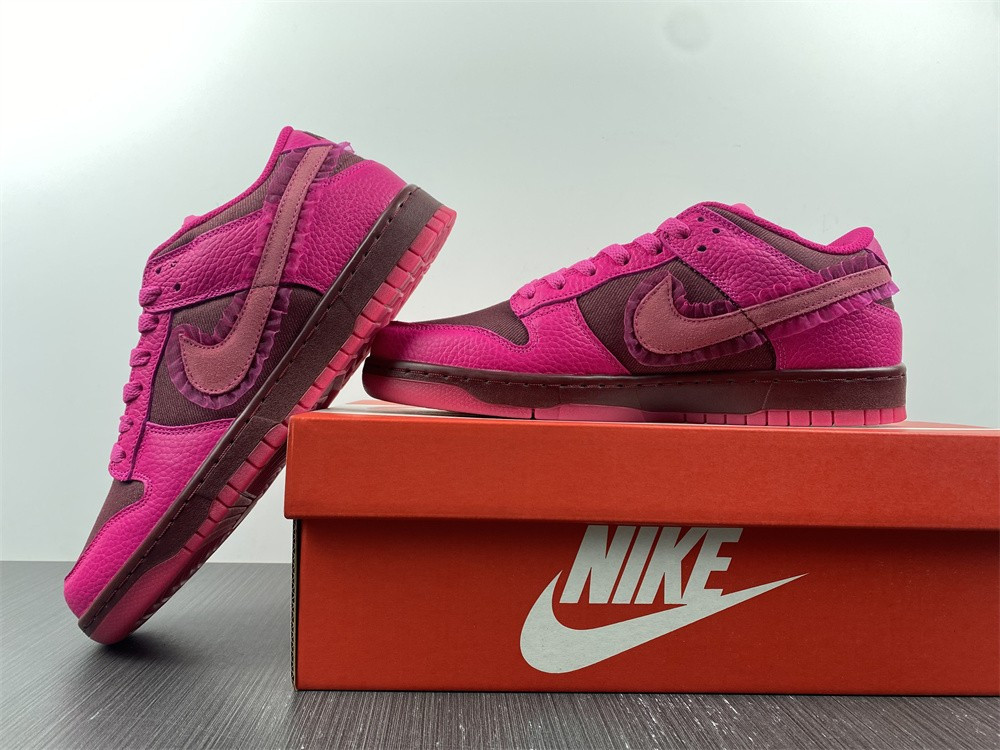 NIKE WMNS DUNK LOW