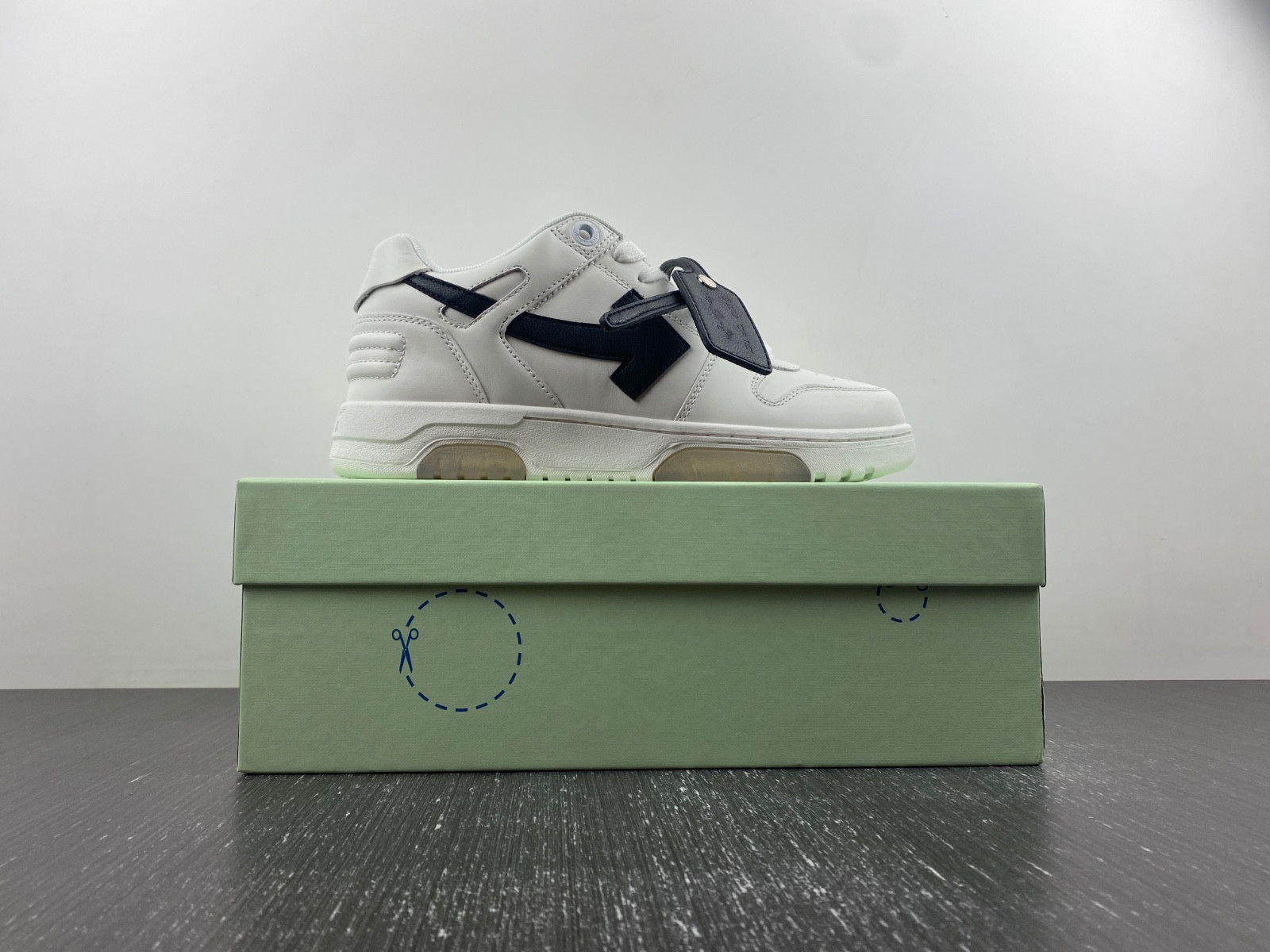 OF™ C/O VIRGIL ABLOH OUT OF OFFICE LOW-TOP LEATHER SNEAKERS ‘OOO“