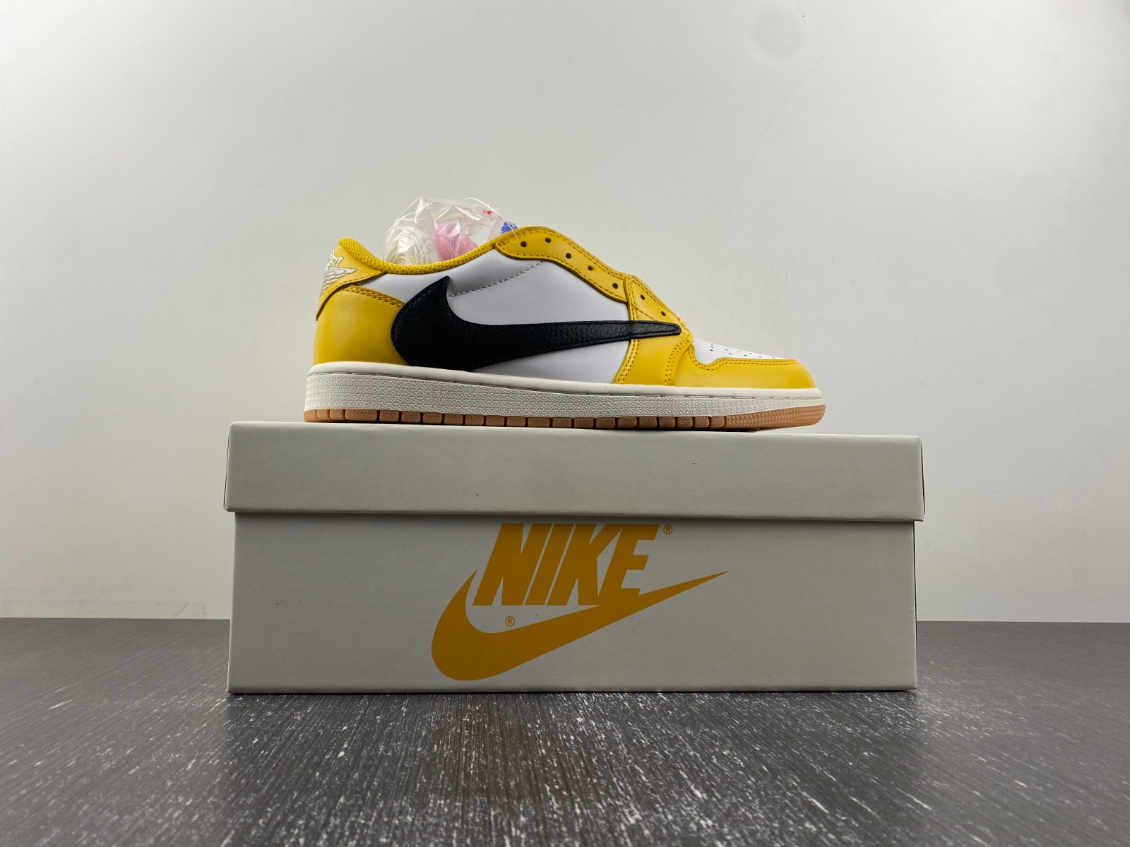 TRAVIS SCOTT X AIR JORDAN 1 LOW OG