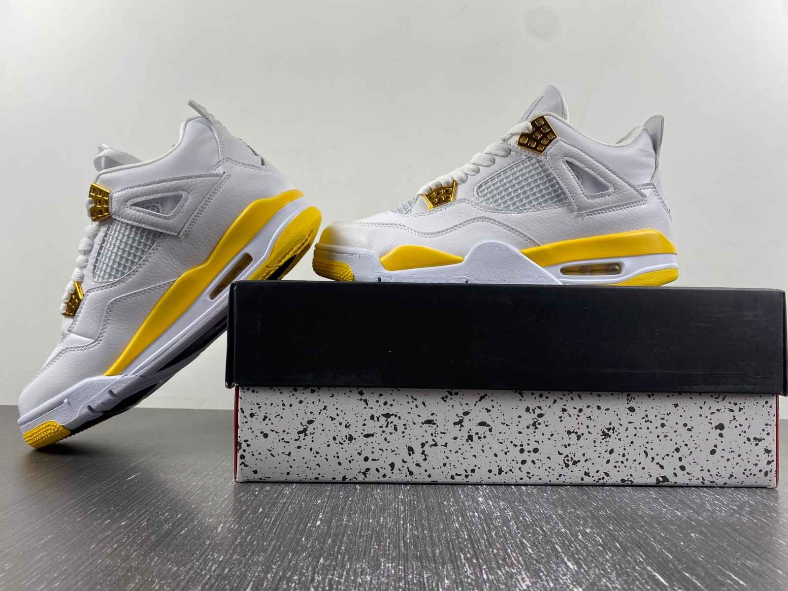 Air Jordan 4 Womens "Vivid Sulfur" AQ9129-101