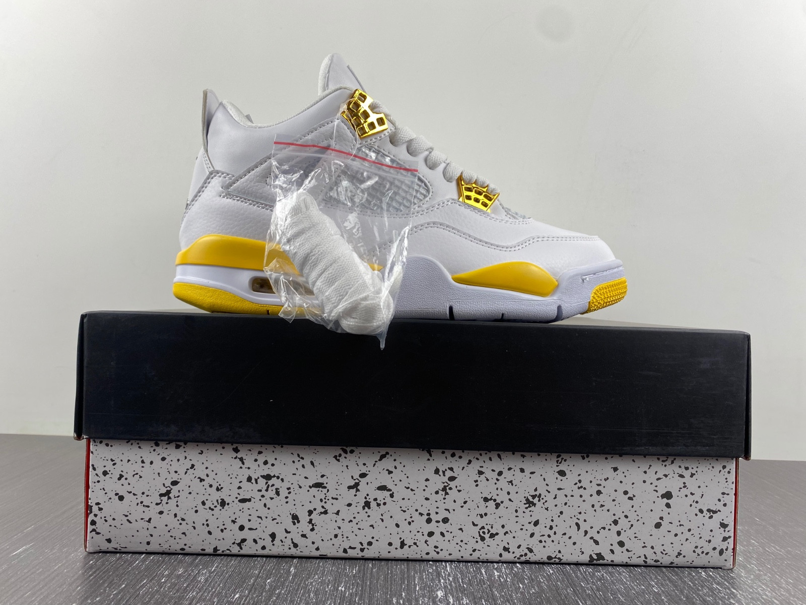 Air Jordan 4 Womens "Vivid Sulfur" AQ9129-101