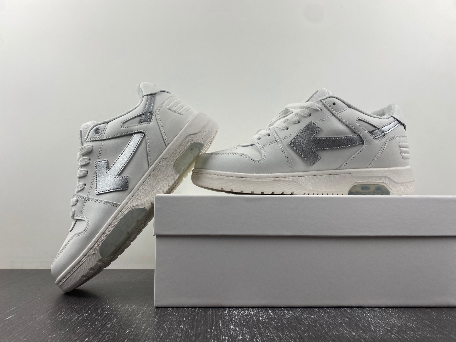 OF™ C/O VIRGIL ABLOH OUT OF OFFICE LOW-TOP LEATHER SNEAKERS ‘OOO“