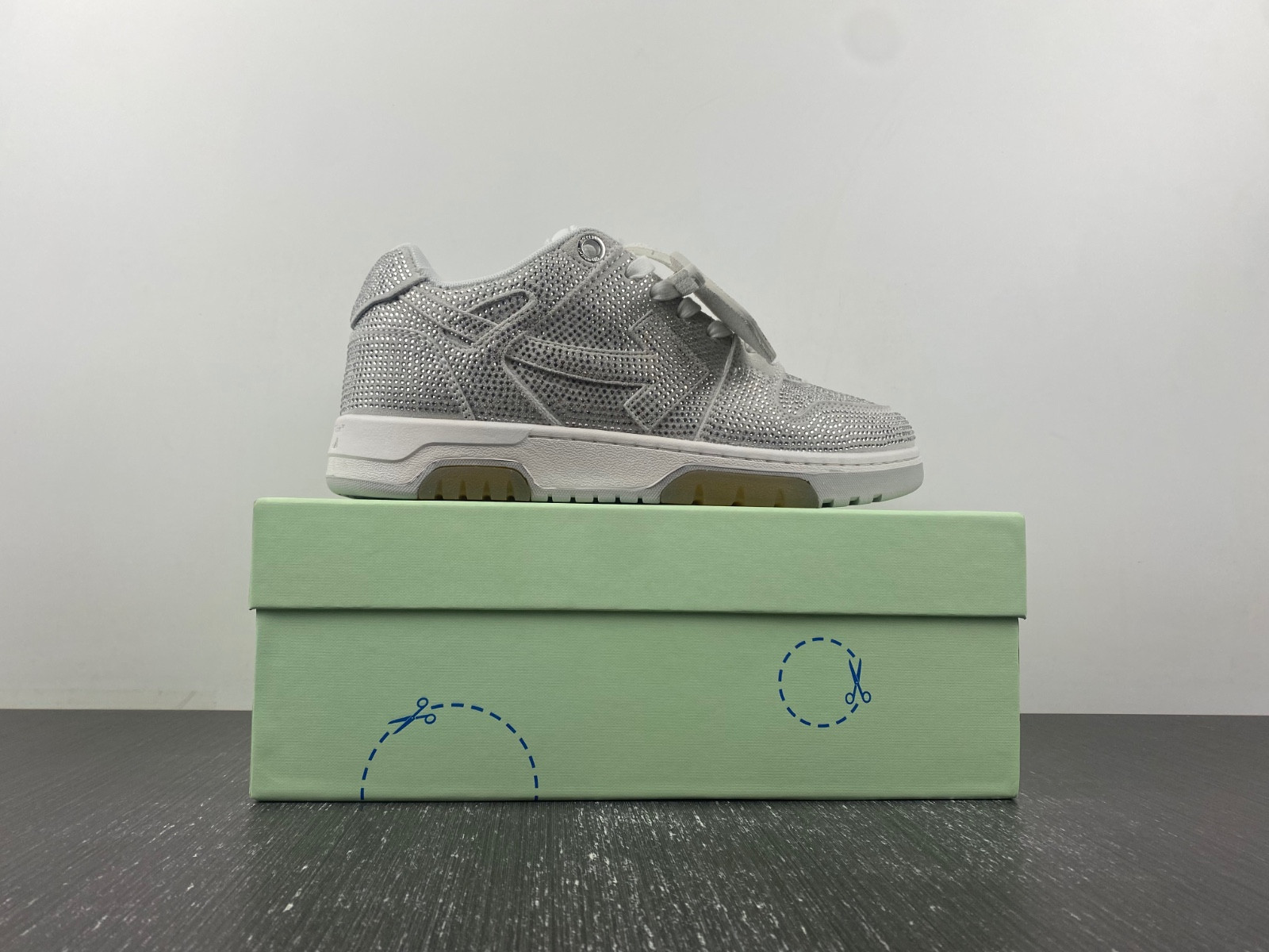 OF™ C/O VIRGIL ABLOH OUT OF OFFICE LOW-TOP LEATHER SNEAKERS ‘OOO“