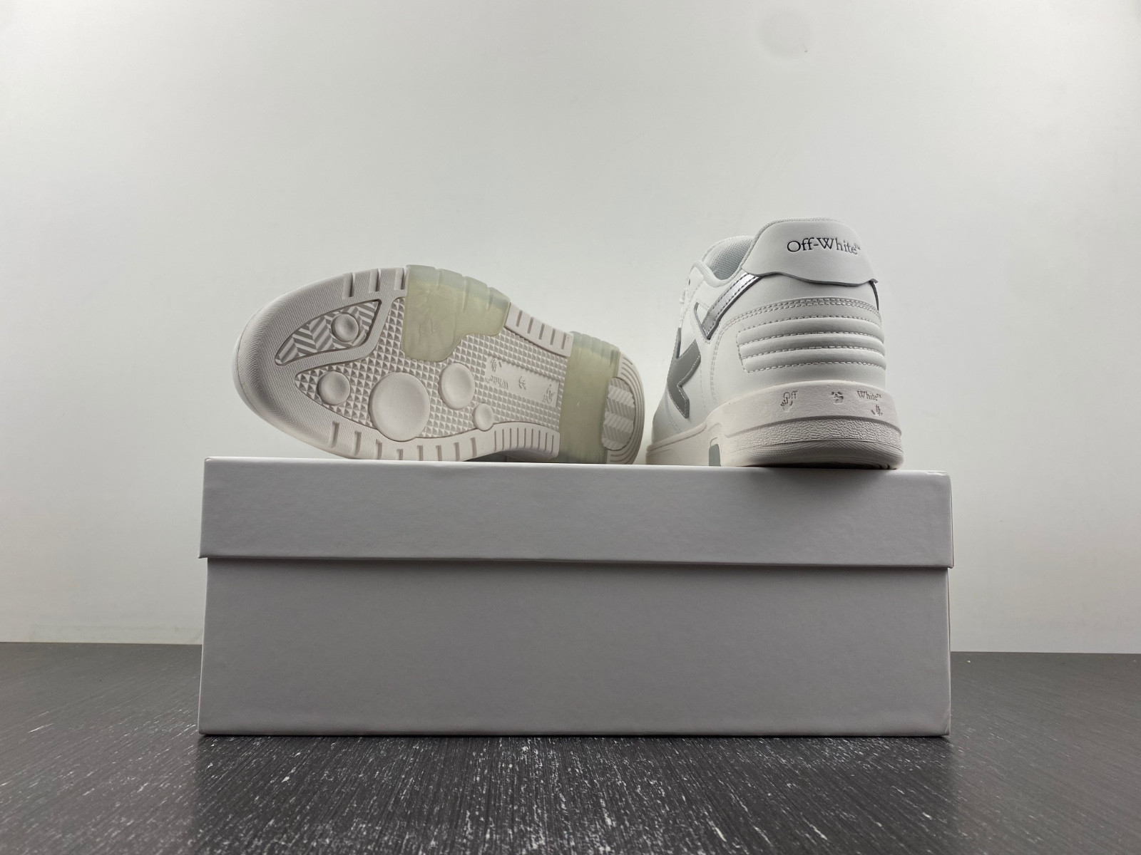 OF™ C/O VIRGIL ABLOH OUT OF OFFICE LOW-TOP LEATHER SNEAKERS ‘OOO“