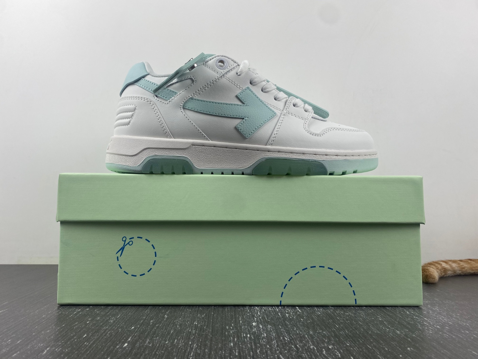 OF™ C/O VIRGIL ABLOH OUT OF OFFICE LOW-TOP LEATHER SNEAKERS ‘OOO“