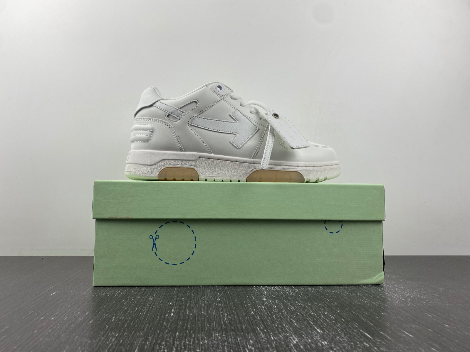 OF™ C/O VIRGIL ABLOH OUT OF OFFICE LOW-TOP LEATHER SNEAKERS ‘OOO“