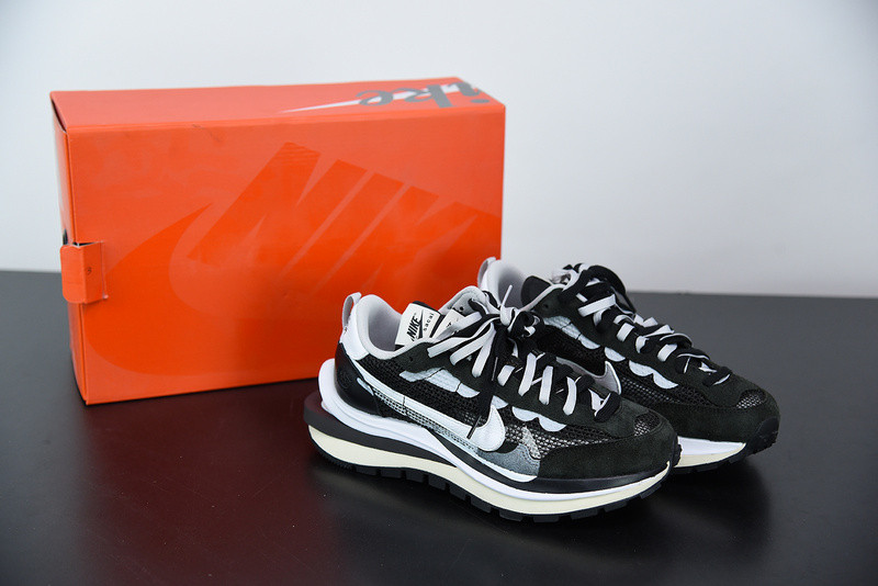 NIKE LDWAFFLE X SACAI BLACK WHITE CV1363-001