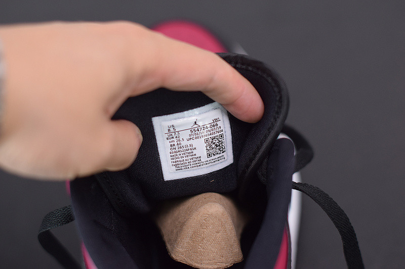 AIR JORDAN 1 MID RESEMBLES THE “BRED TOE” 554724-066