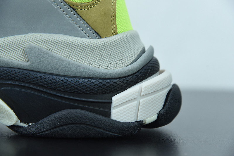 BC TRIPLE S TRAINER 536737 W09O3 1801