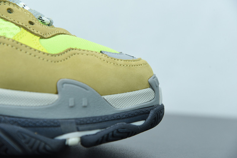BC TRIPLE S TRAINER 536737 W09O3 1801