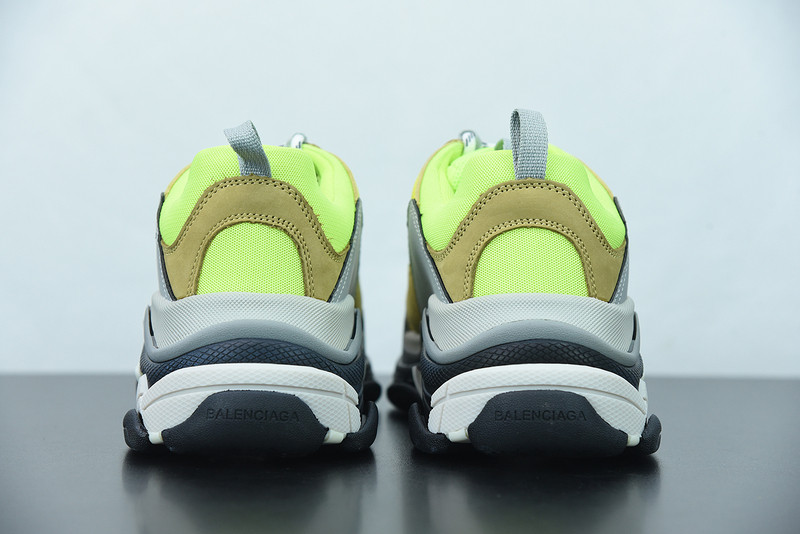 BC TRIPLE S TRAINER 536737 W09O3 1801