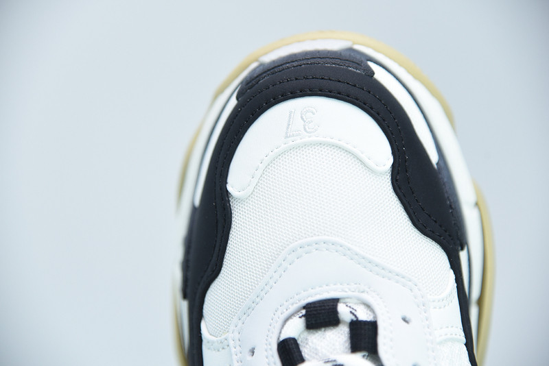 BC TRIPLE S TRAINER  536737 W09OM 9073