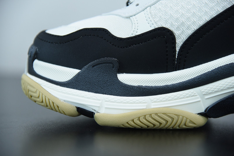 BC TRIPLE S TRAINER  536737 W09OM 9073