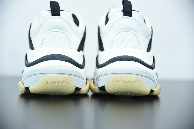 BC TRIPLE S TRAINER  536737 W09OM 9073