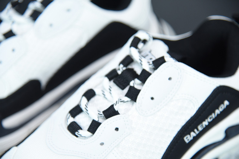 BC TRIPLE S TRAINER  536737 W09OM 9073