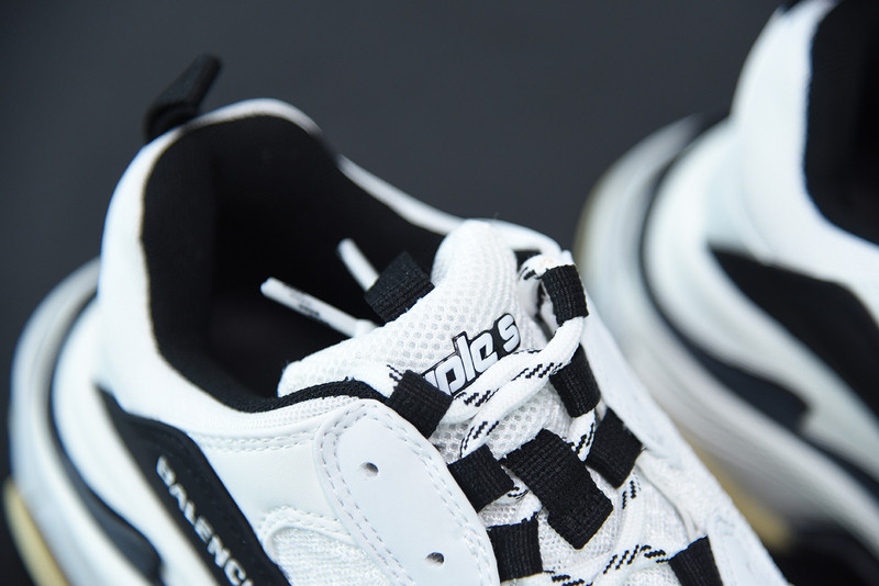 BC TRIPLE S TRAINER  536737 W09OM 9073