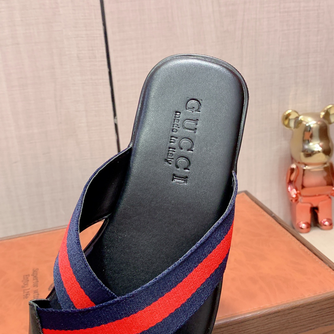 G*u*i sandals