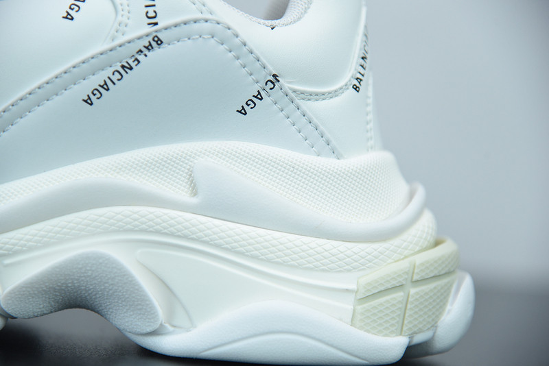 BC TRIPLE S TRAINER WHITE 524039 W06E2 2021