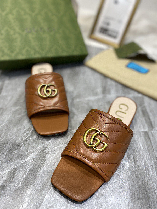 G*u*i sandals