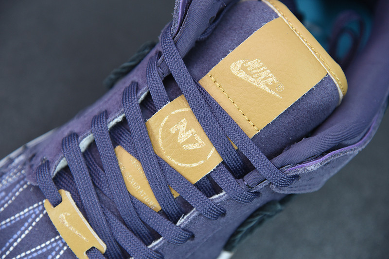 NIKE DUNK LOW