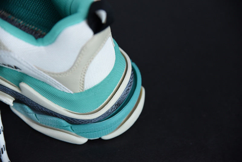 BC TRIPLE S TRAINER  WHITE 524039 W09OH 3005
