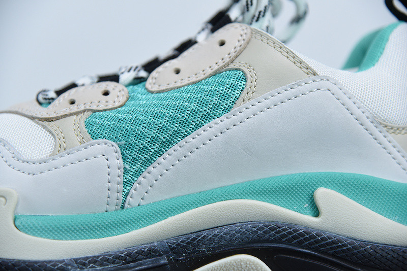 BC TRIPLE S TRAINER  WHITE 524039 W09OH 3005