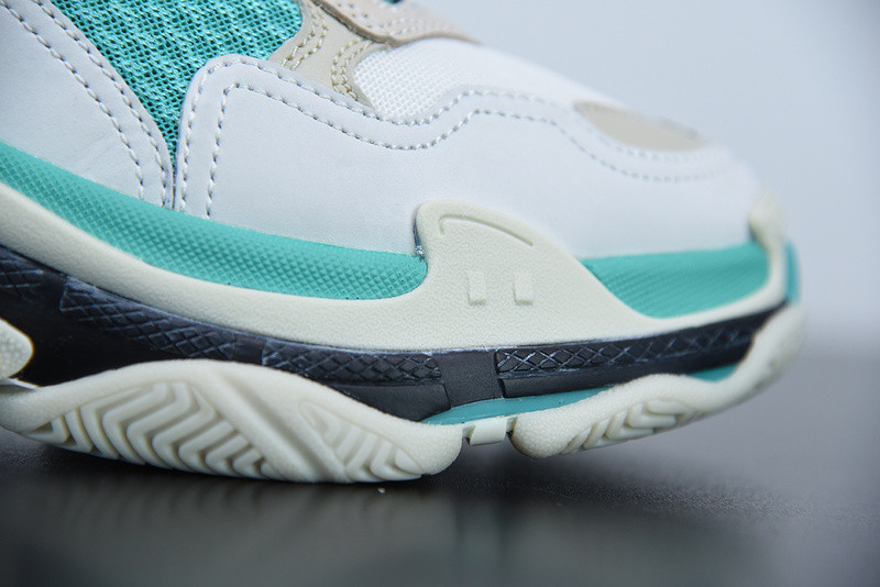 BC TRIPLE S TRAINER  WHITE 524039 W09OH 3005