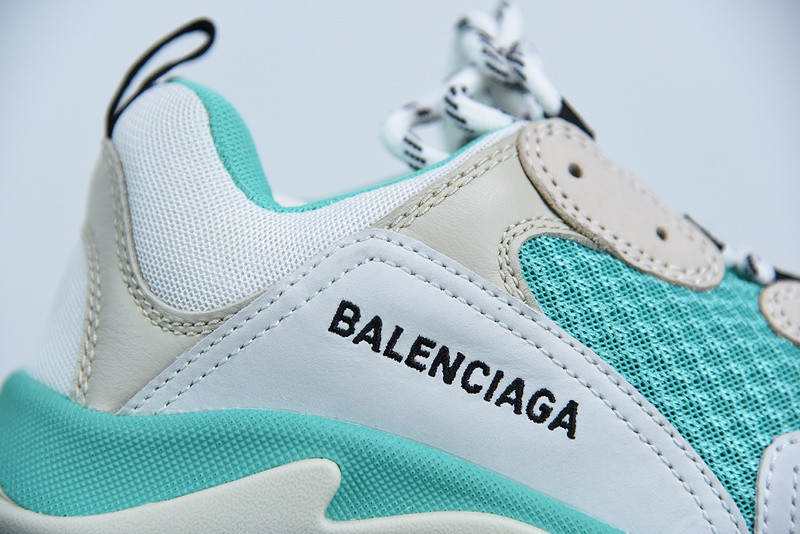 BC TRIPLE S TRAINER  WHITE 524039 W09OH 3005