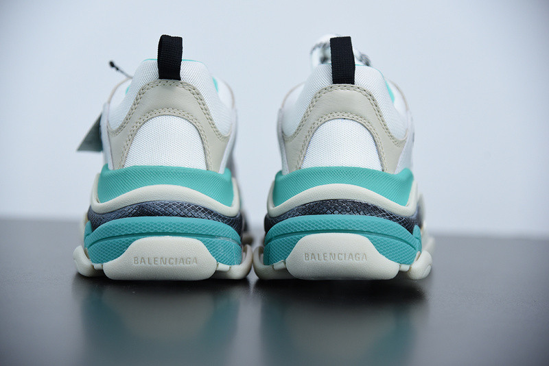 BC TRIPLE S TRAINER  WHITE 524039 W09OH 3005
