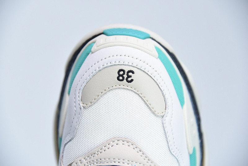 BC TRIPLE S TRAINER  WHITE 524039 W09OH 3005
