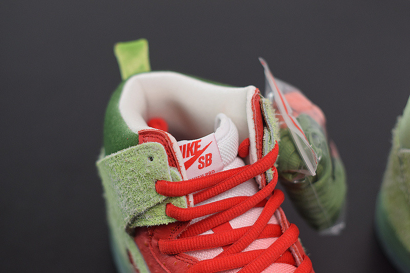 NIKE SB DUNK HIGH "STRAWBERRY COUGH" CW7093-600