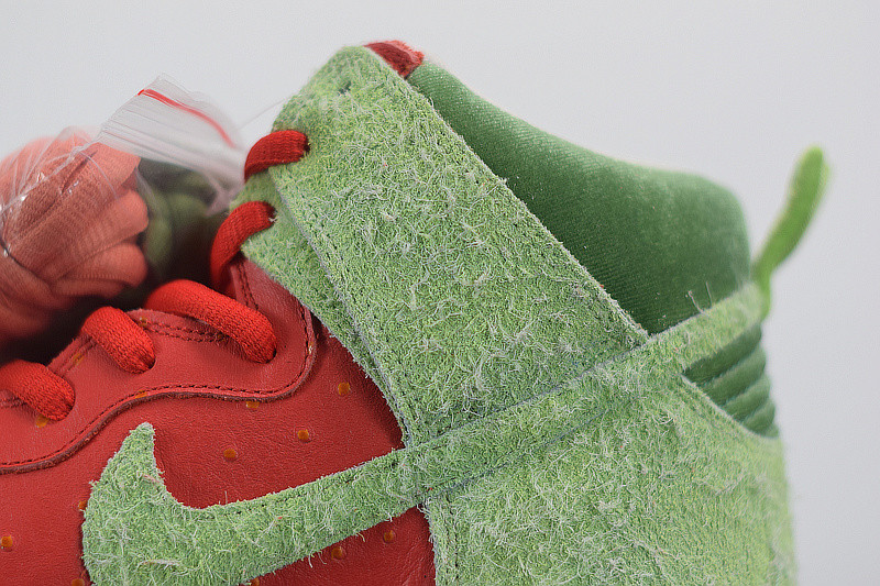 NIKE SB DUNK HIGH "STRAWBERRY COUGH" CW7093-600