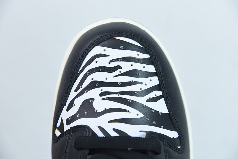 QUARTERSNACKS X NIKE DUNK LOW SB