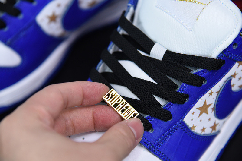 Supreme X NIKE SB DUNK LOW WHITE/METALLIC GOLD-HYPER BLUE DH3228-100