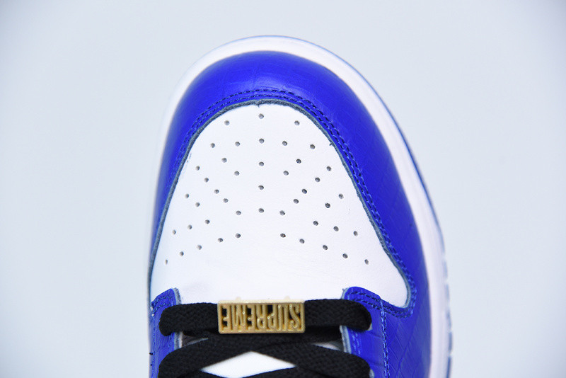 Supreme X NIKE SB DUNK LOW WHITE/METALLIC GOLD-HYPER BLUE DH3228-100