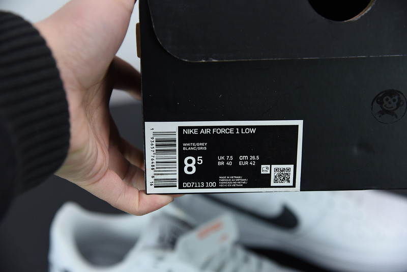 NIKE AIR FORCE 1 LOW IN WHITE AND GREY DD7113-100