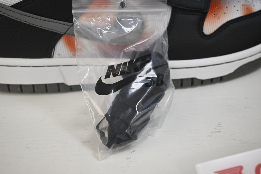 NIKE DUNK LOW “GRAFFITI