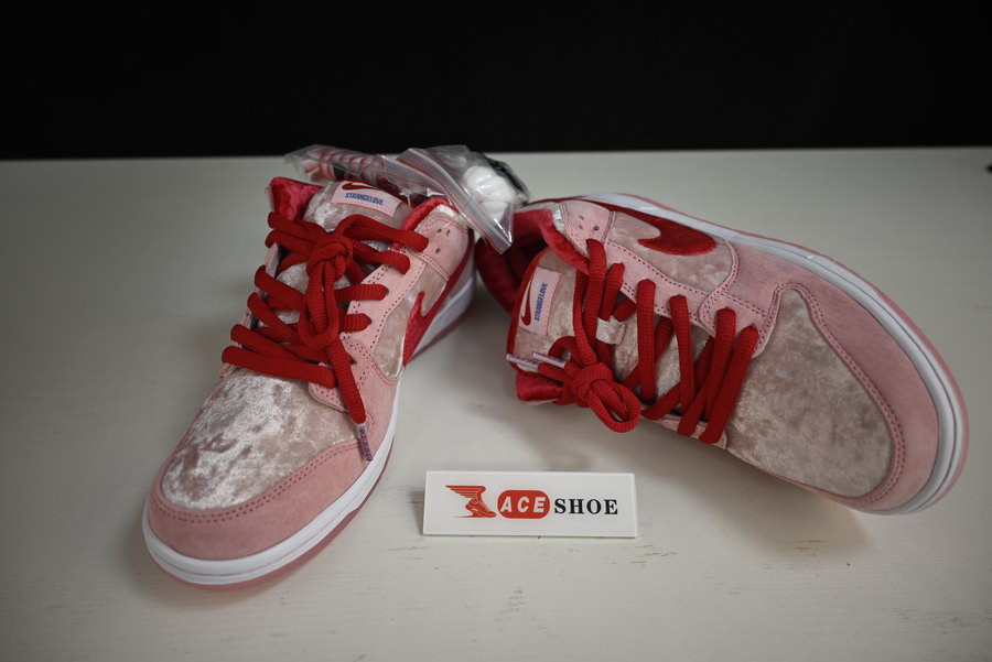 STRANGELOVE X NIKE SB DUNK LOW “VALENTINE’S DAY” CT2552-800