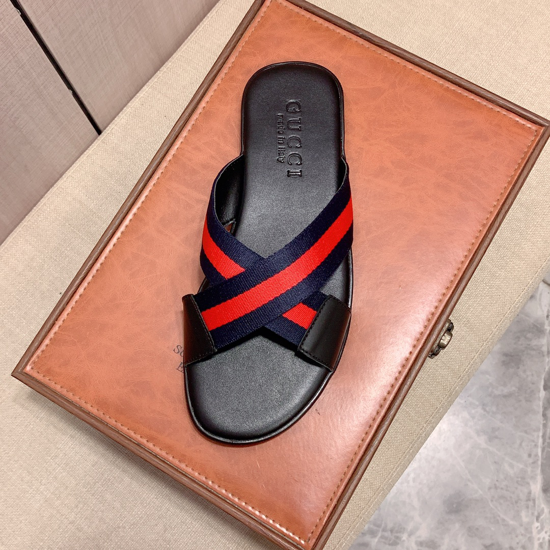 G*u*i sandals
