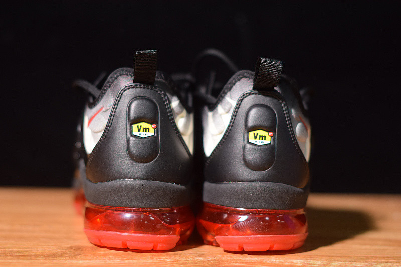 NIKE AIR VAPORMAX PLUS SHARK AQ8632-001