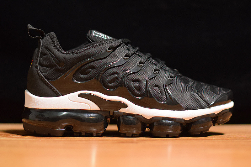 NIKE AIR VAPORMAX PLUS TRIPLE BLACK 924453-004