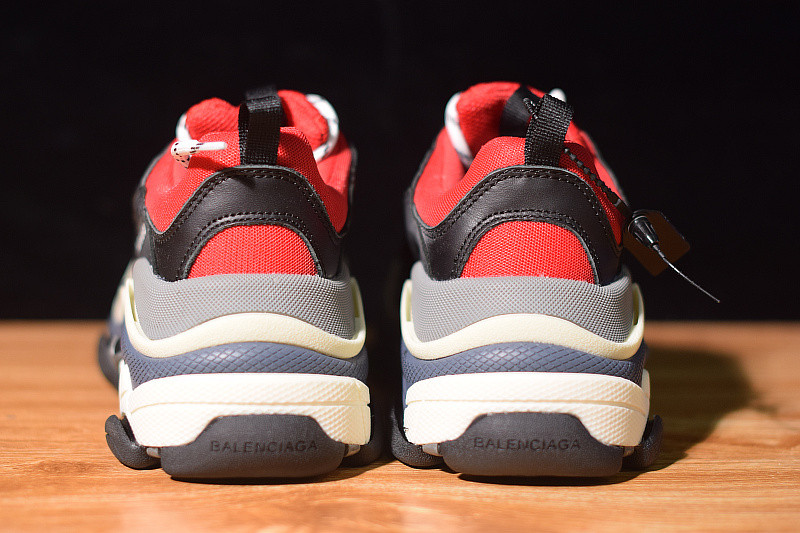 BC TRIPLE S TRAINER 483513 W06E1 1006
